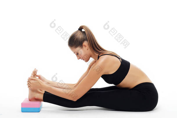 使用瑜伽块练习瑜伽的年轻女子