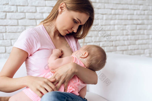 年轻母亲喂养母乳喂养婴儿.