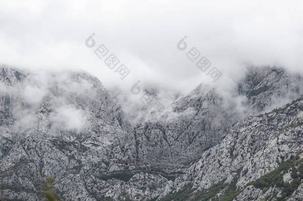 美丽的山 biokovo 在克罗地亚. 徒步旅行的热门旅游胜地。欧洲暑假旅游的旅游目的地。自然景观壁纸。戏剧性的照明