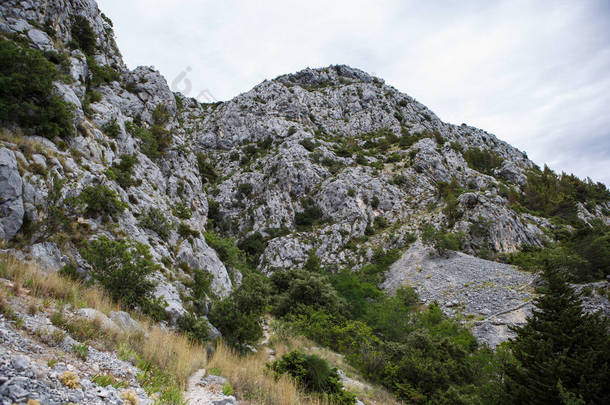 高岩石山在国家公园山区 biokovo 在克罗地亚. 美丽的自然景色。<strong>去旅游</strong>胜地远足