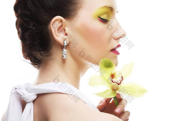 年轻女子抱着兰花的明亮化妆