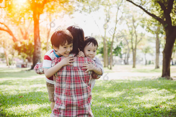 美丽的母亲或<strong>单身</strong>妈妈拥抱她的孩子或男孩<strong>和</strong>哥哥<strong>和</strong>弟弟拥抱他们的妈妈与爱。看起来是如此温暖的家庭。可爱的孩子没有父亲