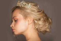 美丽的金发女孩形象的新娘带着她的头发的头饰.