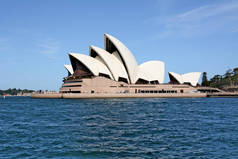 悉尼港著名歌剧院的建筑。从水中看.