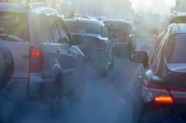 冬天，城市里的汽车废气污染了整个城市。在寒冷的冬日，汽车冒出的烟