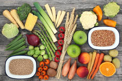 高纤维食品, 健康饮食与新鲜蔬菜和水果, 全麦和小麦护套。富含抗氧化剂、花青素、维生素和矿物质。乡村木材的顶视图.