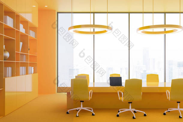<strong>办公</strong>室会议室的侧视图, 有黄色的墙壁和地板, 全景窗户, 长桌, 有黄色的椅子和黄色的<strong>书柜</strong>。3d 渲染