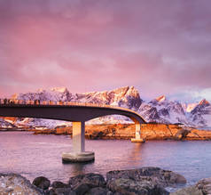 挪威洛福敦群岛上的大桥。日出时美丽的自然景观。诺威形象