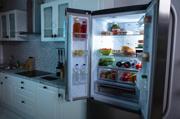 厨房里一个充满水果、<strong>果汁</strong>和新鲜<strong>蔬</strong>菜的开放式冰箱