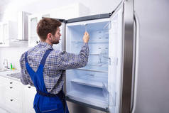 厨房冷冻机维修人员检测温度