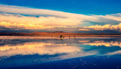 惊人的 salar de uyuni 镜面风景