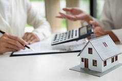 地产代理与客户签订购房、保险、贷款合同.