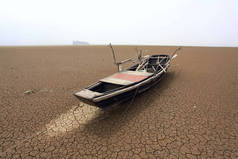 2011年5月4日，中国东部江西省九江市，一艘渔船搁浅在破裂的湖床上.