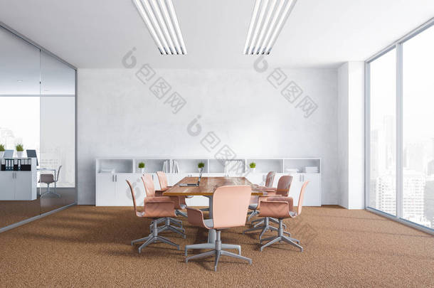 办公室会议室的内部, 有白色的<strong>墙</strong>壁, 地板上有棕色地毯, 全景窗户和长长的木桌上有米色的椅子。<strong>墙</strong>边的白色<strong>书柜</strong>。3d 渲染