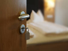 在酒店房间的钥匙孔里用钥匙开门