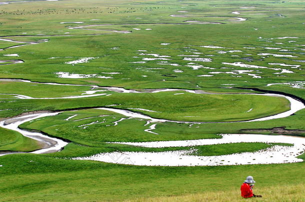 --片--2006年8月14日, 中国游客在甘肃省西北部甘南藏族<strong>自治</strong>州玛曲县拍摄了一片沼泽地的照片