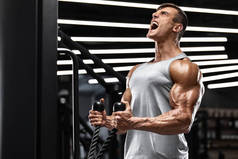 肌肉发达的男子在健身房锻炼为二头肌, 强壮的男性