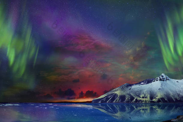 华丽、不真实的美丽<strong>夜景</strong>, 反映了北极光在海洋和<strong>雪山</strong>的水中。夜晚北极光只是一个惊人的景象.
