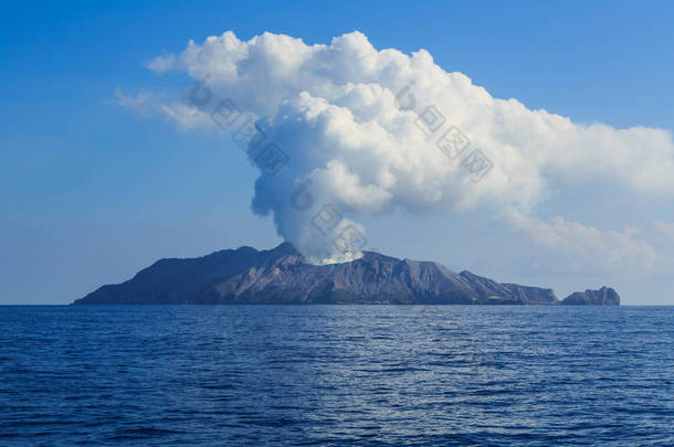 从新西兰丰田湾的活火山和旅游景点--白岛火山口湖涌出的巨大蒸汽云.