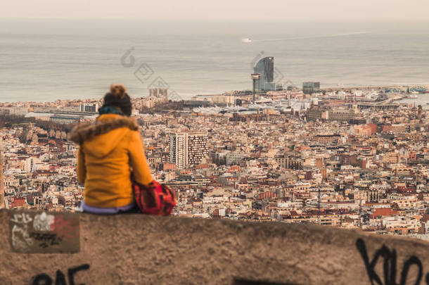 一个女孩正在欣赏<strong>巴塞罗那</strong>市的景色。我们可以在远处看到酒店 w, 以及其他杰出的古迹。她在<strong>巴塞罗那</strong>的防空掩体.