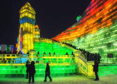 中国哈尔滨-2014年2月14日: 哈尔滨冰雪世界。人们正在参观。位于中国黑龙江省哈尔滨市.