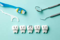 健康的白牙是微笑的, 牙齿与蛀牙是悲伤的绿色薄荷背景。牙刷和牙医工具镜, 钩子.