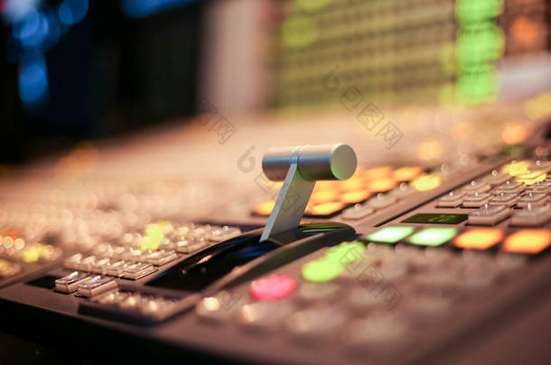 演播室电视台的切换按钮, 电视广播的音频和<strong>视频制作</strong>切换器