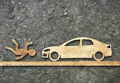 木玩具小男人和汽车在石头背景。概念车祸与人