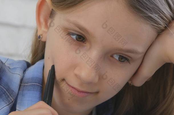 儿童学习平板电脑, 女孩写作在学校课堂上, 学习做家庭作业