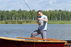 在水面上钓鱼, 从船上旋转特写镜头, 户外活动