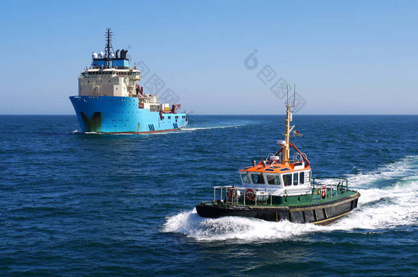 港口领航船正在护送离岸船只前往港口.