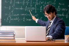 年轻的男数学老师在教室里