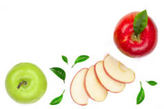 红色和绿色苹果与切片和叶子隔绝在白色背景与拷贝空间为您的文本, 顶面视图