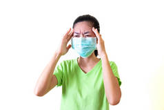 那个女人头痛。戴着健康面罩预防灰尘 Pm 2.5 和流感或传染病。隔离在白色背景和剪辑路径上.