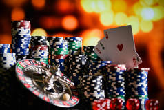 赌场背景, 扑克筹码和游戏桌上的卡, 轮盘赌轮盘在运动