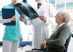 医生检查一名老年病人的 x 光图像