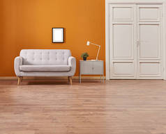 橙色墙壁和灰色沙发, 室内与植物.