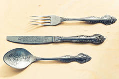 雕刻的旧银餐具。叉子、勺子和刀视图从上面.