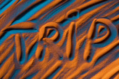 在沙中书写的文字旅行的顶部视图, 带有平滑的波浪和彩色滤镜