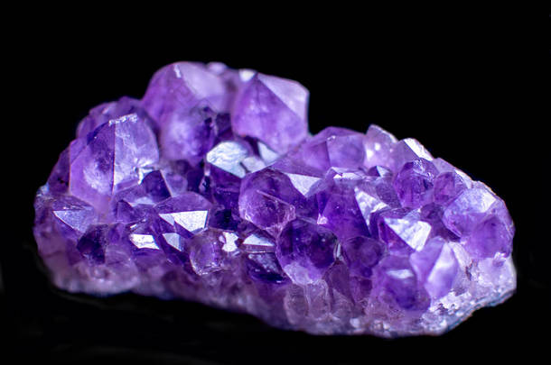 美丽的一大块紫水<strong>晶石</strong>对一个黑色的背地