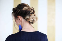 蓝色耳环的妇女, 发型的背面视图