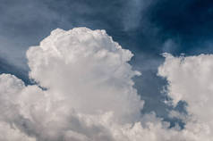 蓬松的白云在空中晴朗的蓝天天气背景。高对比度