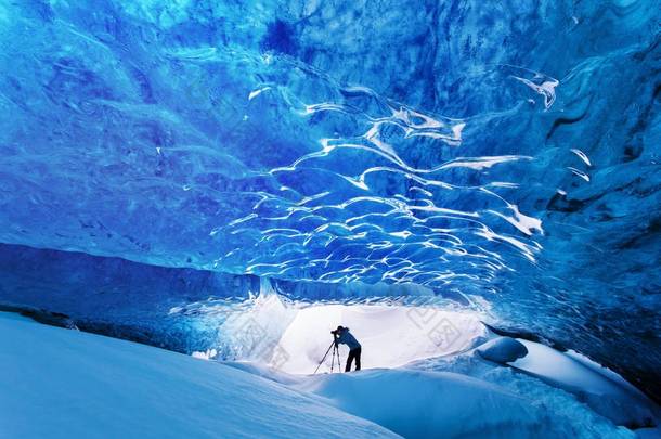 冰洞中的人剪影，瓦特纳冰川国家公园，斯卡夫塔费尔，冰岛