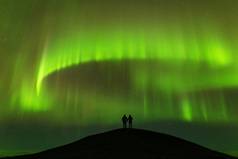 风景绿北极光以上夫妇剪影