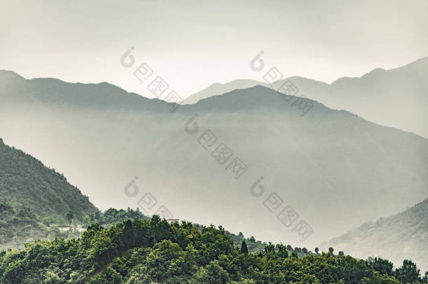 夕阳下遥远的秦岭山层图案