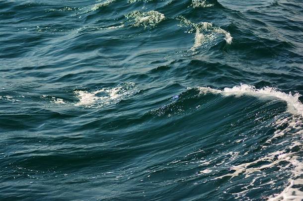 抽象纹理的<strong>波纹</strong>清澈的蓝色海水表面与低波亮点和海泡沫背景接近与丰富的<strong>水彩</strong>