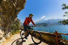 山地自行车在日出男子在加尔达湖