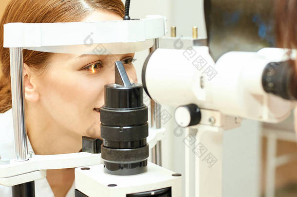 眼科医生检查。视力恢复。散光检查概念。眼科变音装置。美容女孩肖像在诊所