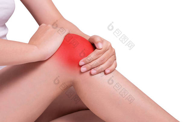 女人的手牵着膝盖，膝盖疼痛，关节疼痛。 红色在膝盖处突出，与白色背景隔离。 保健和医疗概念。 摄影棚拍摄