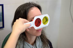 漂亮的年轻女性视光师眼科医生做色盲测试，低深度领域